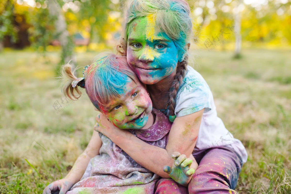 欢呼姐妹们的肖像 画成胡里的颜色印度宗教公园