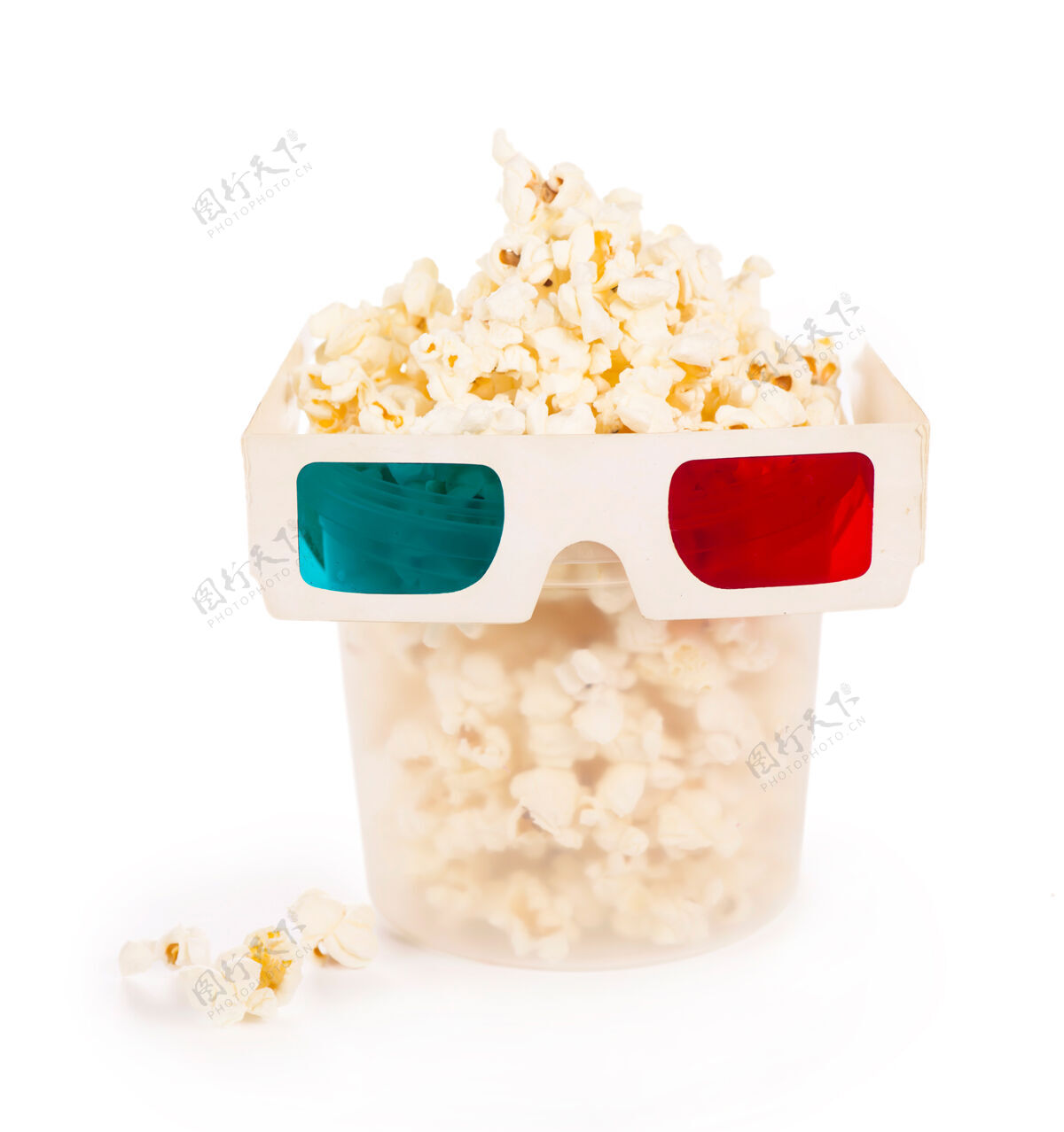 首映纸条纹桶爆米花和3d眼镜隔离在白色背景与剪辑路径电视倒影红色