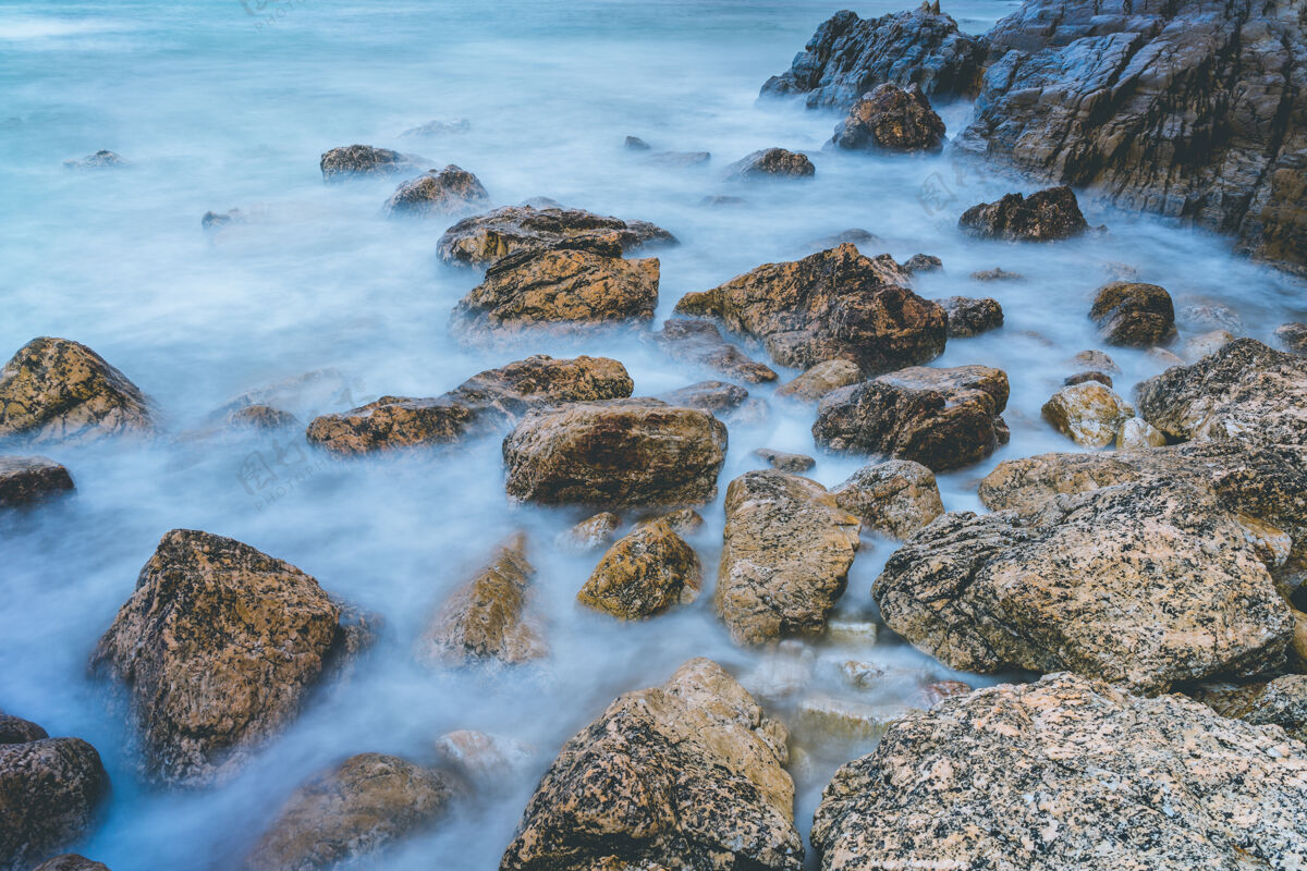 自然海景与水和岩石特写海洋水西班牙