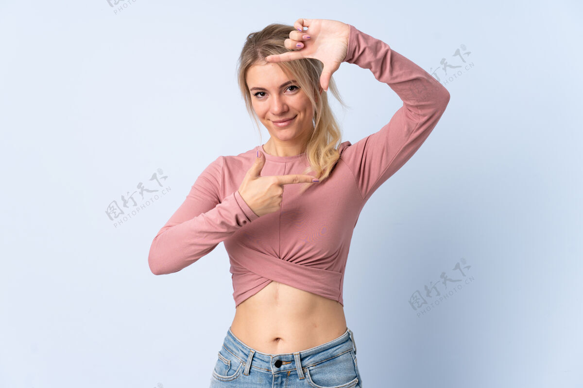 女人孤立蓝色背景上的金发女人正面框架符号年轻青年俄罗斯