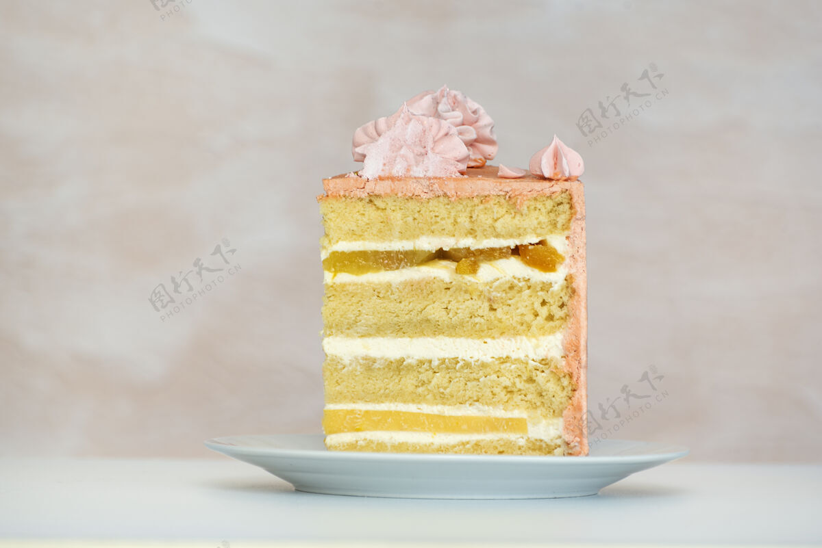 桃白色蛋糕海绵板蛋糕和香草水果奶油通风仪式生日蛋糕