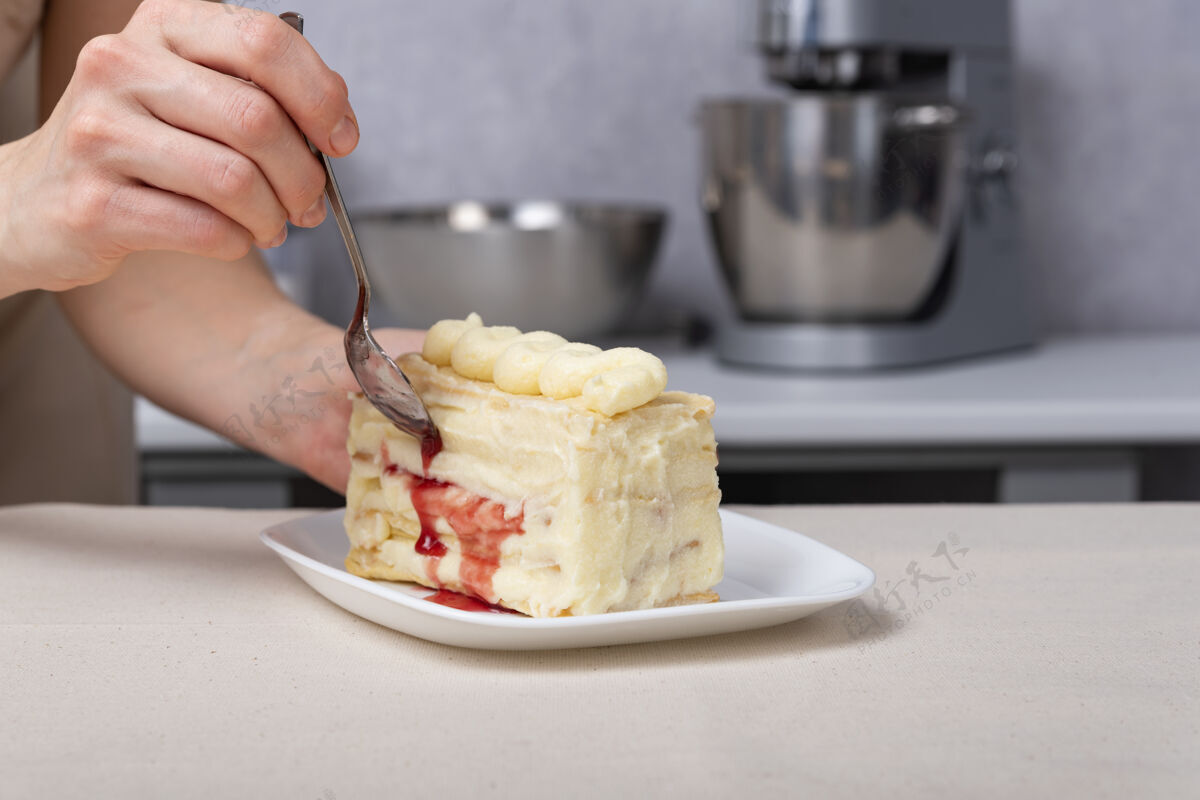 新鲜香草浆果蛋糕奶油色女性把甜点勺放在馅饼旁边厨房块美味
