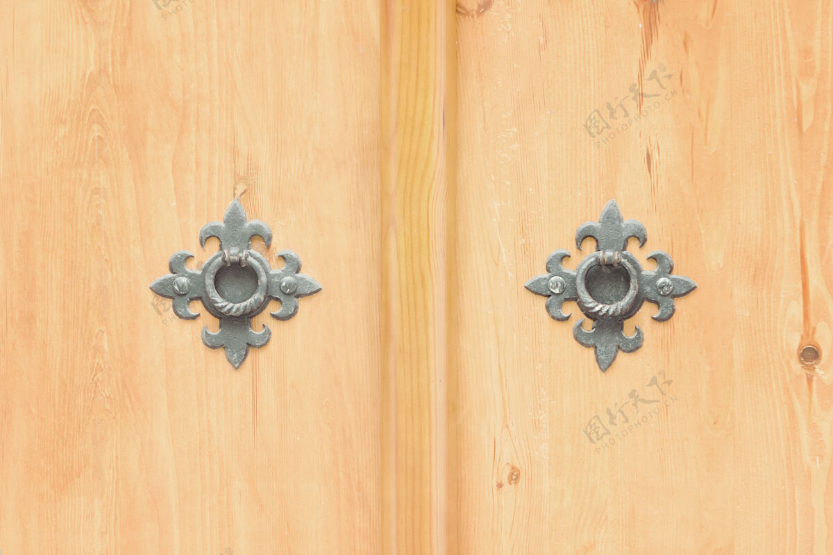 两个木头上的两个锻造金属环关门起来结构木材把手