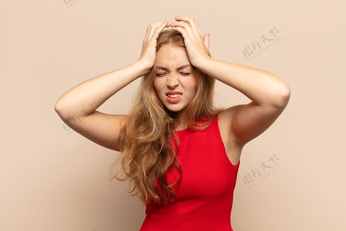 压力金发女人感到压力和焦虑 沮丧和沮丧与头痛 提高双手头不快乐沮丧悲伤