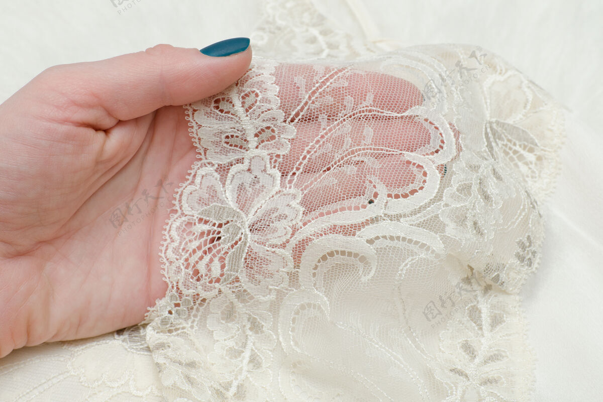 物品部分白色蕾丝穿在女性身上手感时尚概念关闭起来材料时尚指甲