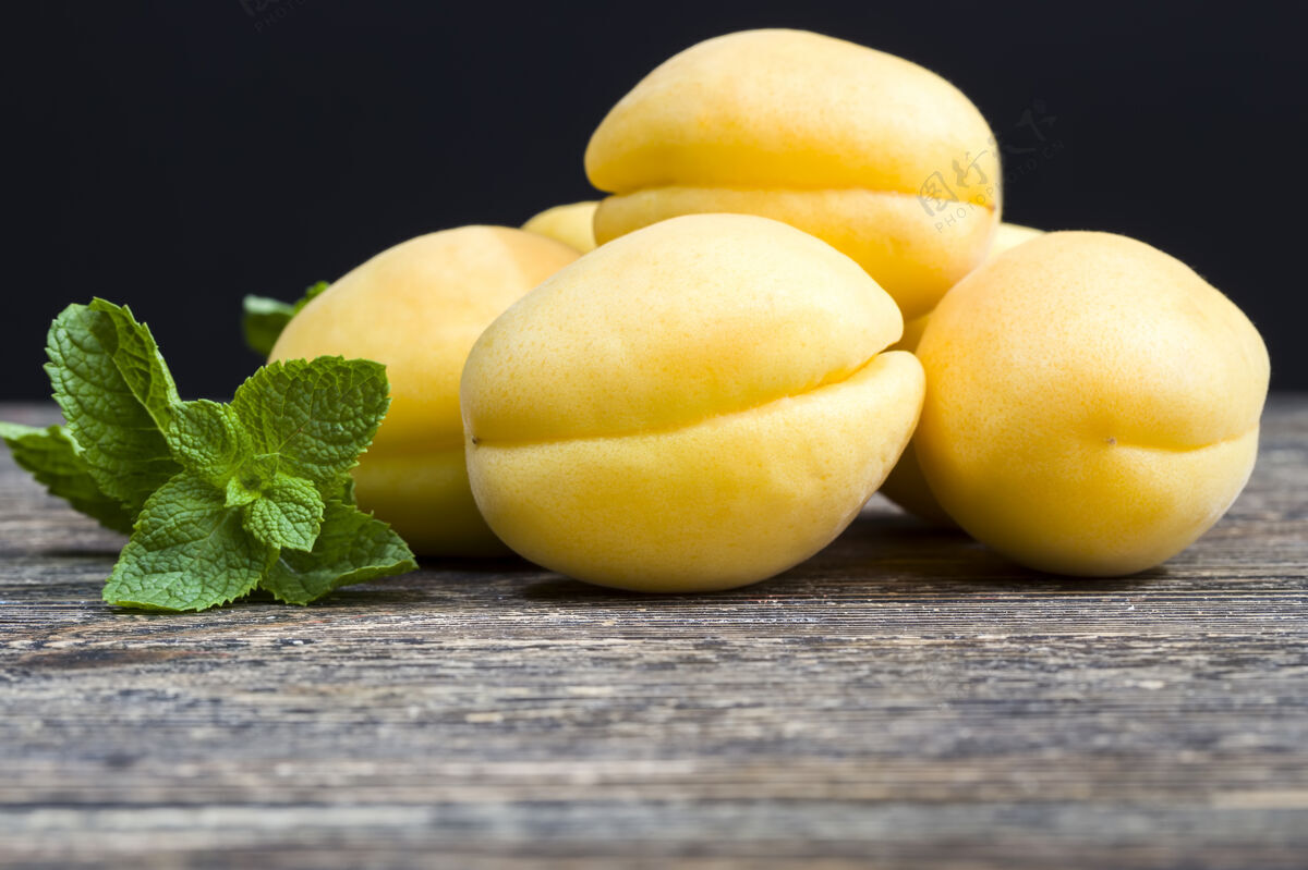 滋补黄色的自制杏子切成块好吃的成熟的健康杏子超级食品餐厅期间