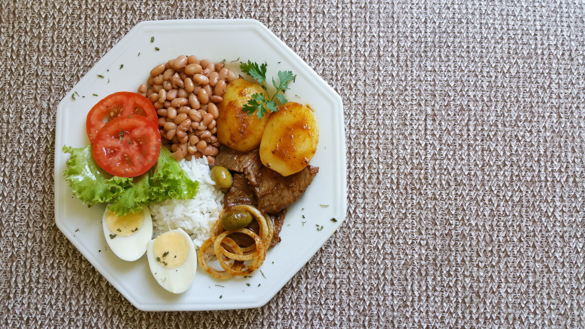 美味传统健康的巴西美食俯瞰典型膳食肉