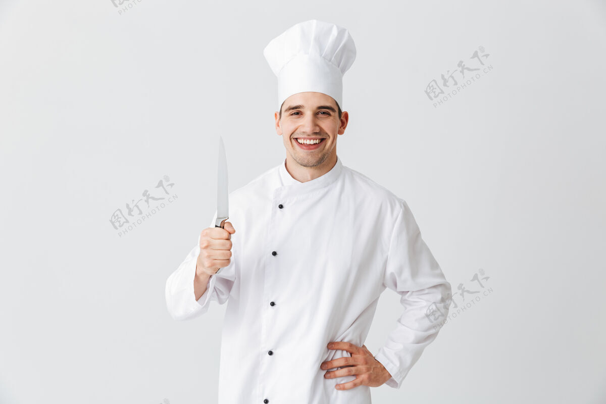 职业快乐厨师厨师穿着制服拿着刀隔着白墙女性可爱厨师