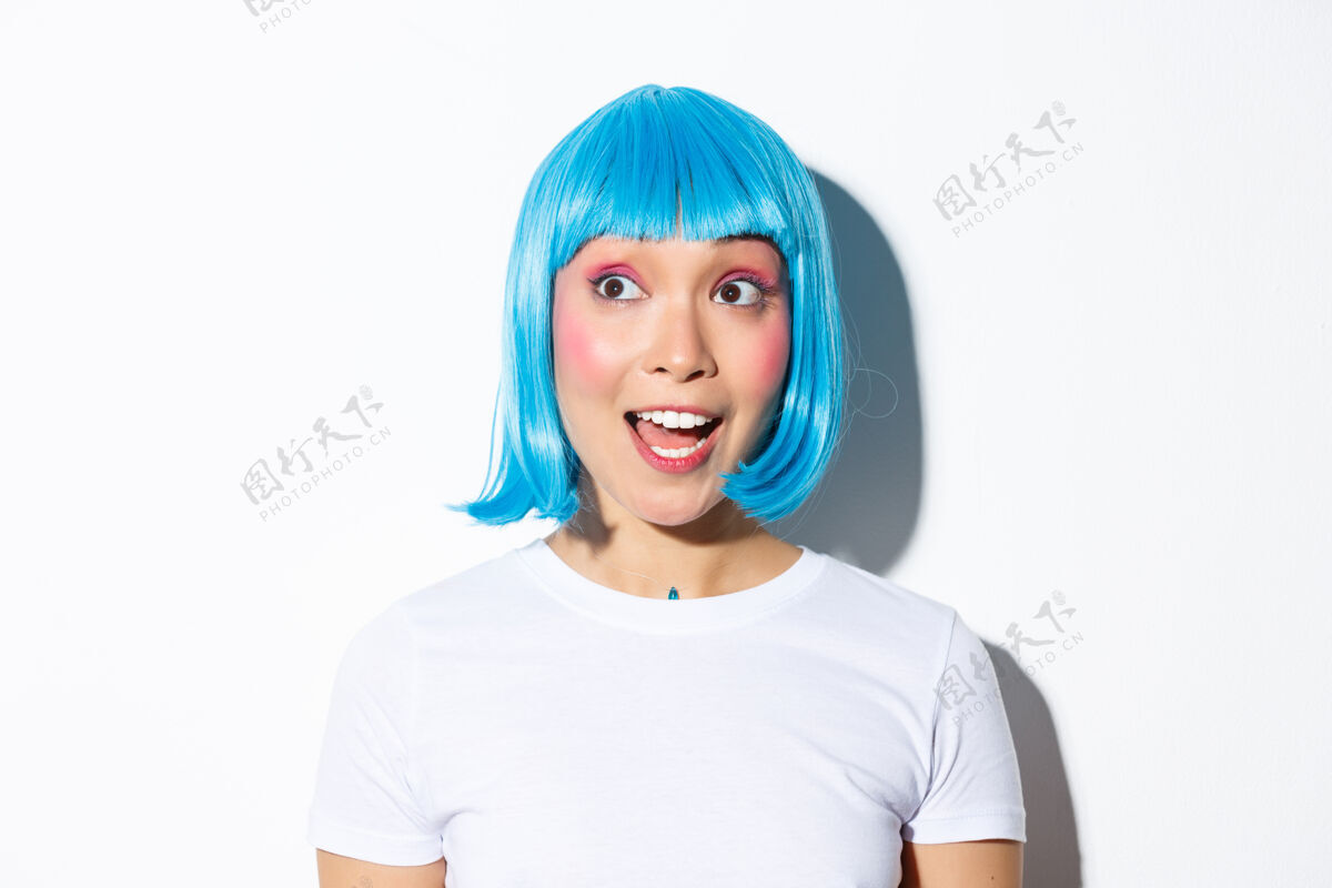 女人戴蓝色假发的亚洲女孩摆姿势表情假发表情
