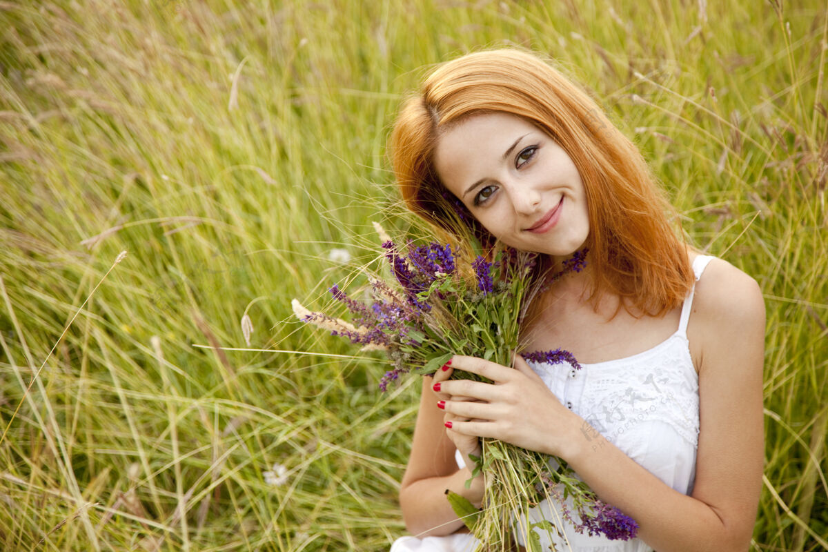绿色草地上的红发女孩女巫乡村经典