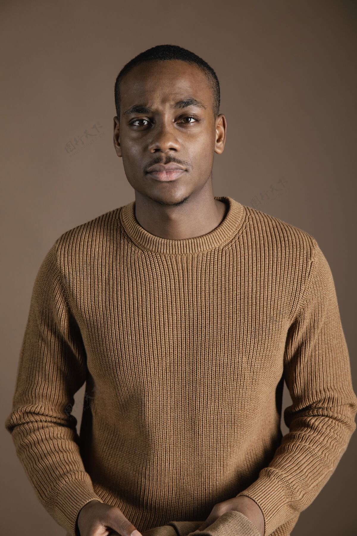 肖像年轻的非洲男人男人非裔美国人包容