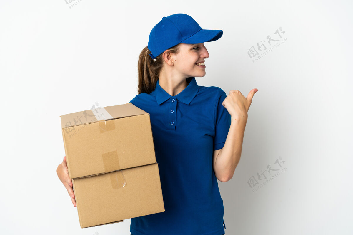 权利年轻的女送货员孤立地指着旁边的白点赠送产品递送邮政邮政