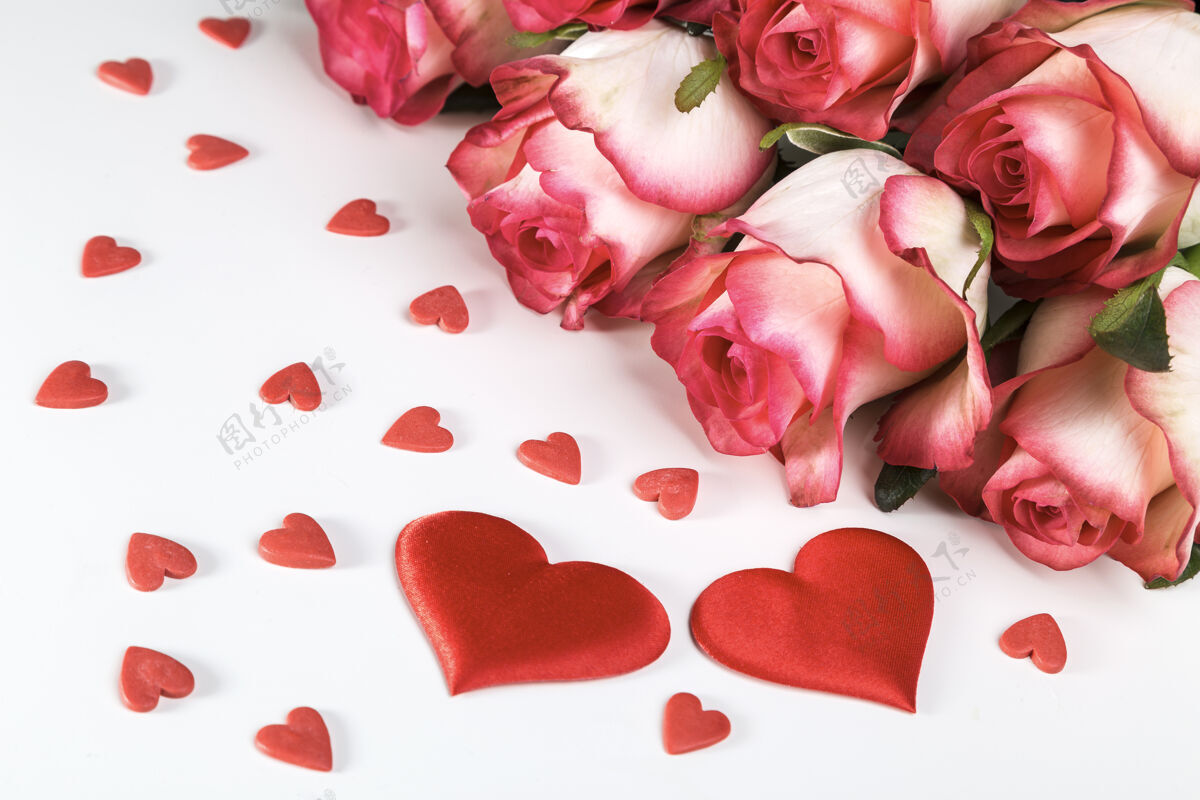 问候一束鲜艳的玫瑰和红色的心形花在白色的地毯上背景瓦伦丁情人节贺卡花花新鲜