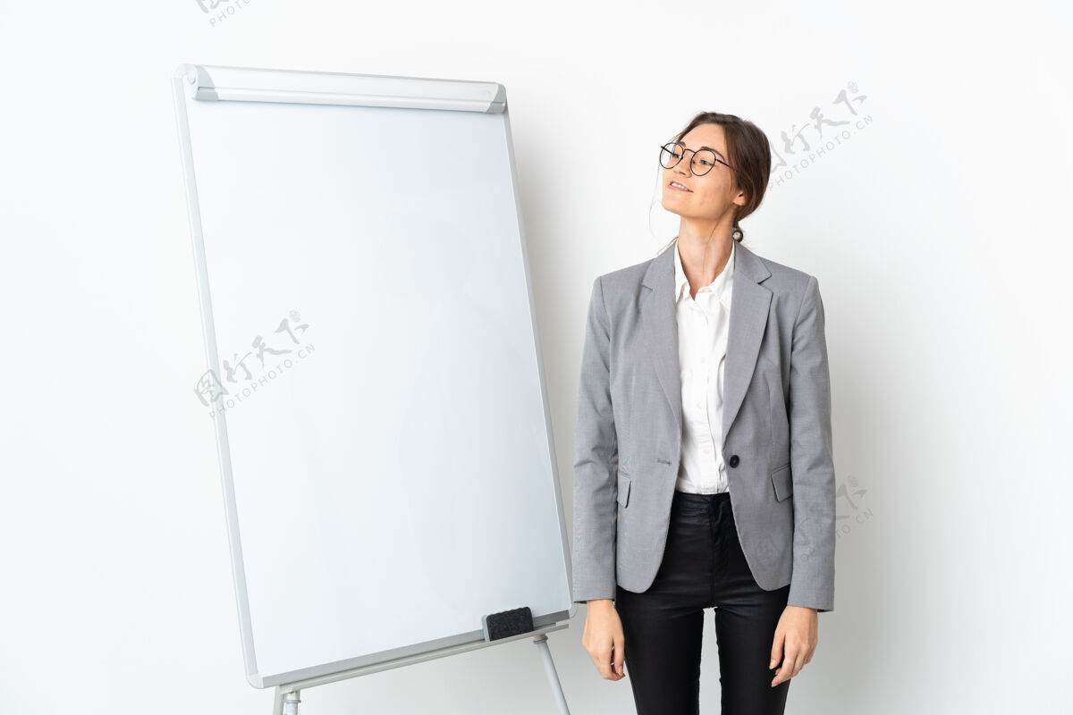 演示一位年轻的爱尔兰女子在白色背景上做了一个演讲 微笑着抬起头办公室头脑风暴商务