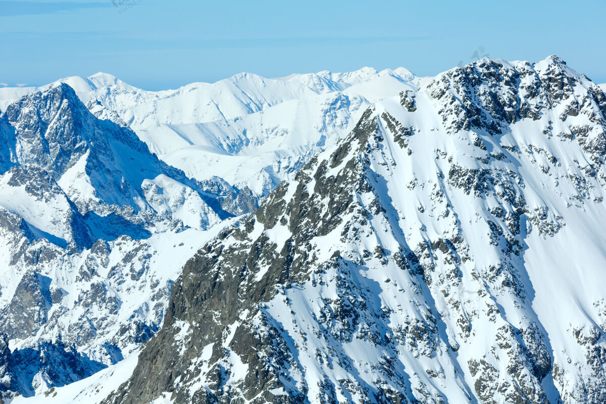 天空冬季落基山脉景观（塔特兰斯卡洛姆尼察 高塔特拉斯 斯洛伐克）风景滑雪胜地景色