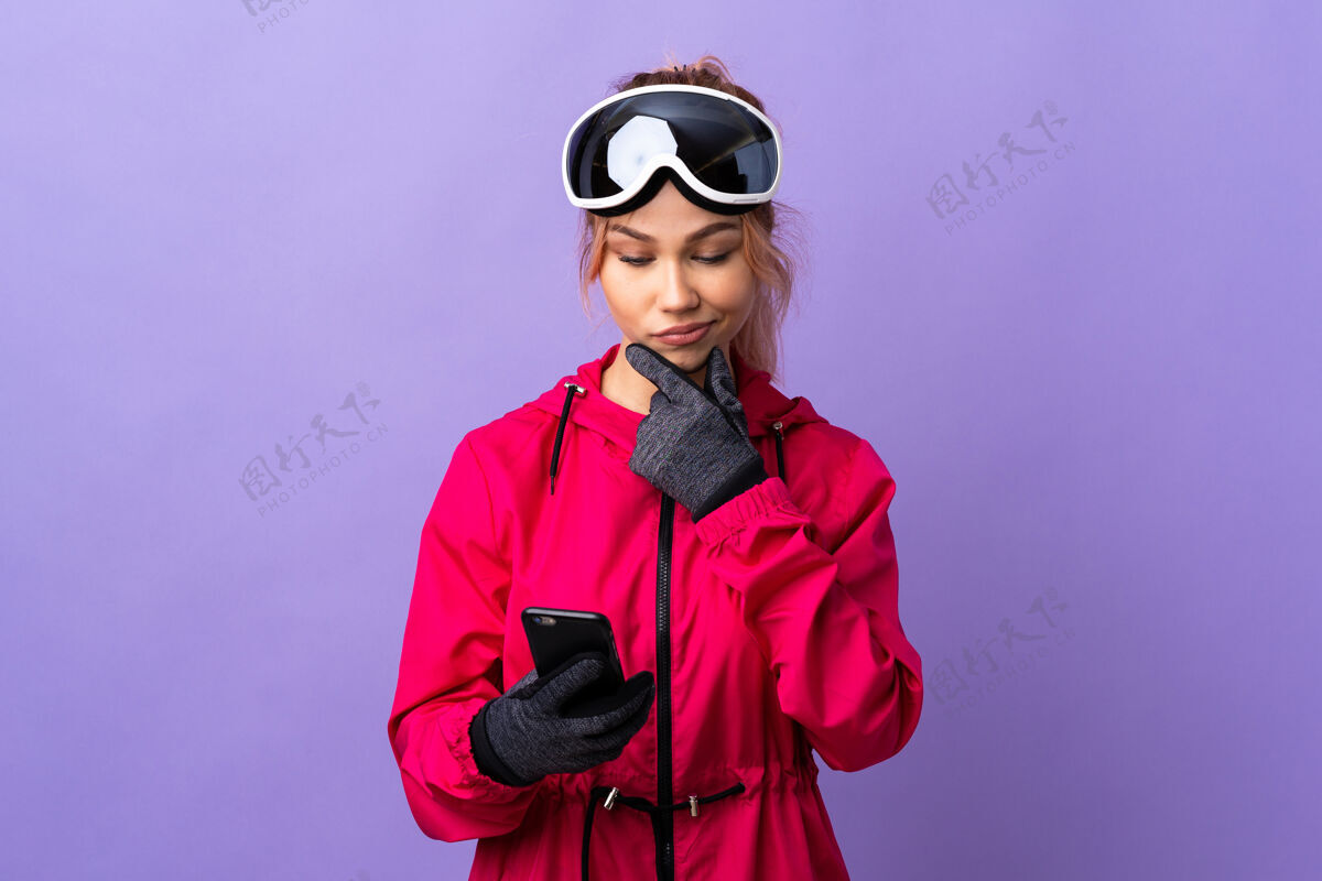 雪滑雪者女孩带着滑雪板上的眼镜孤立地思考着紫色 并传递着信息滑雪聪明运动