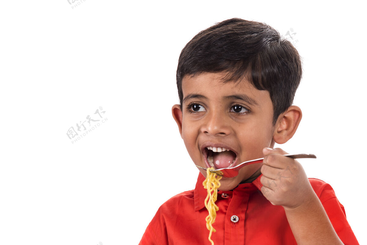 人孩子吃着美味的面条 印度孩子用叉子吃着白面餐馆筷子男人