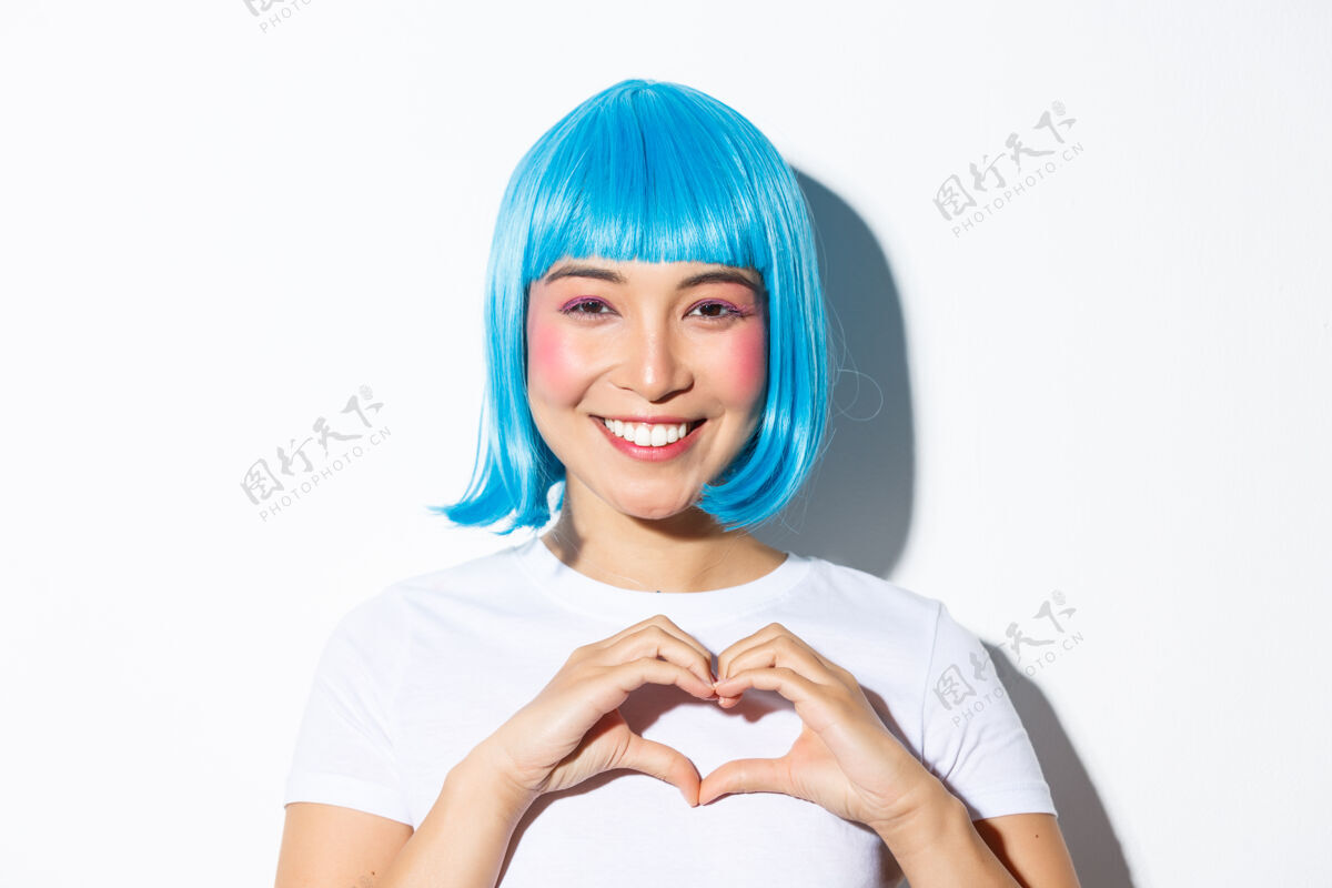女孩戴蓝色假发的亚洲女孩摆姿势姿势表情女人