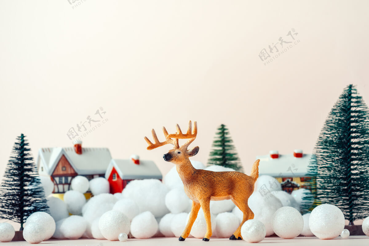 鹿美丽的鹿在平安夜的背景上 农村的房子 圣诞模型最小复制空间新年