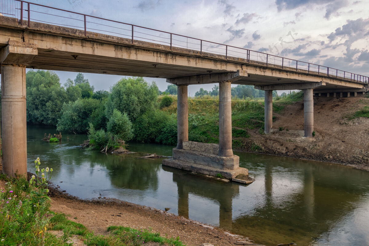 铁路过河的旧混凝土桥光路大