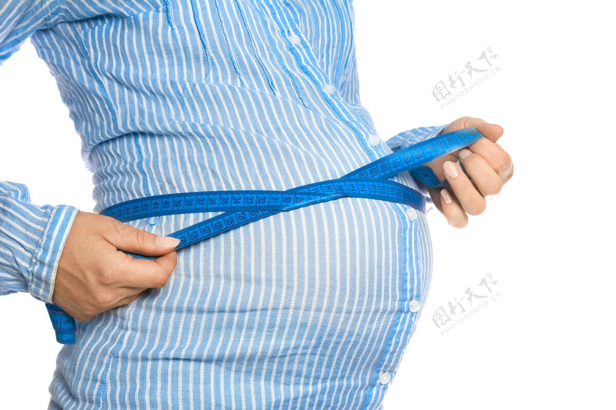 肚子快乐的怀孕女孩躺在白色的背景上身体成人怀孕