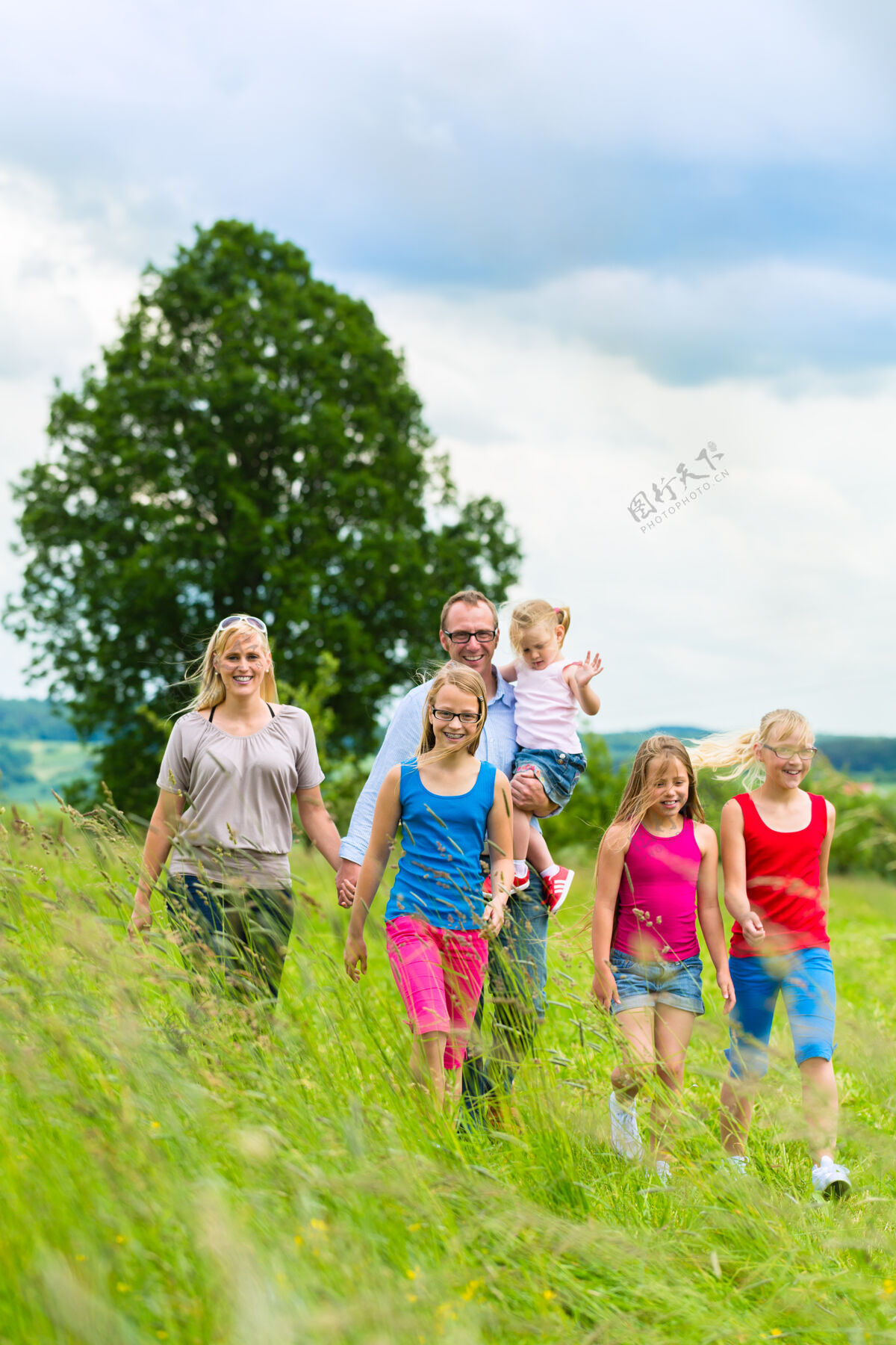 家庭一个快乐的家庭 有女孩或女儿在夏天的草地上散步微笑丈夫兄弟姐妹