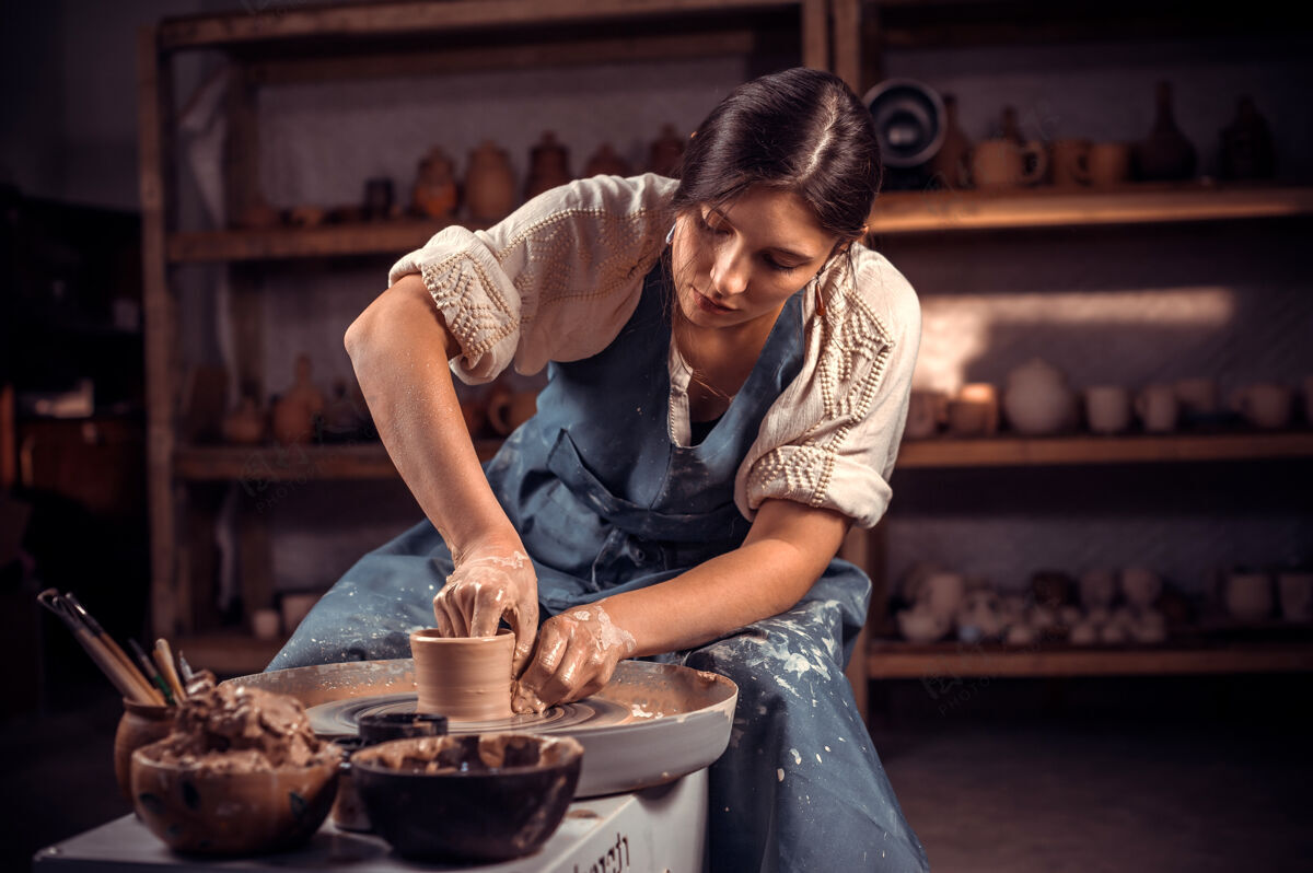陶艺大师时尚的专业陶工从车轮上的湿粘土陶器工匠手工雕塑家