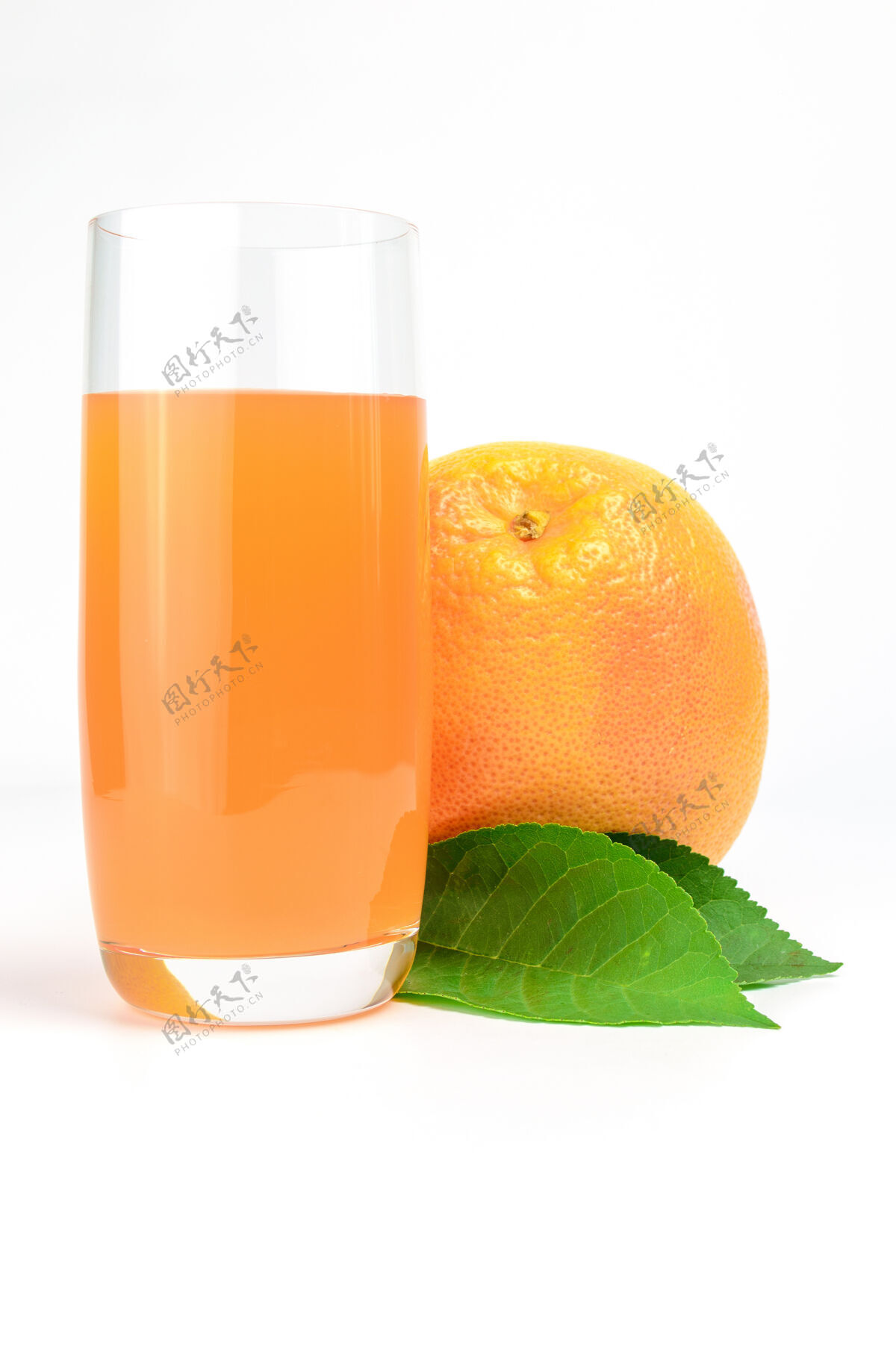 多汁新鲜的柑橘汁和橘子隔离在白色成熟水果食物