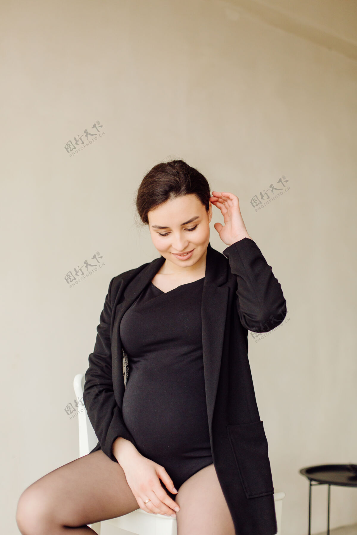 头发美丽的年轻孕妇穿着礼服在摄影棚摆姿势女人女士性感