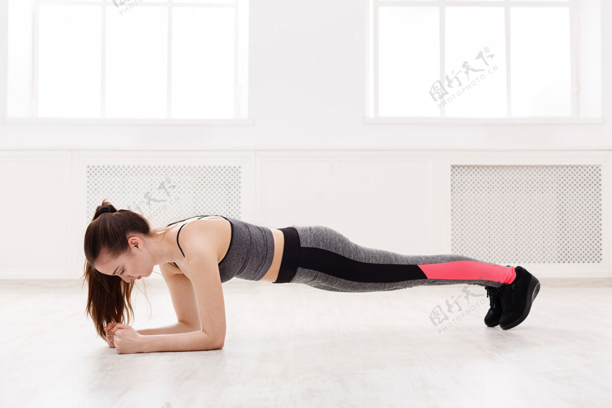 锻炼健身女子室内平板训练健康训练支架