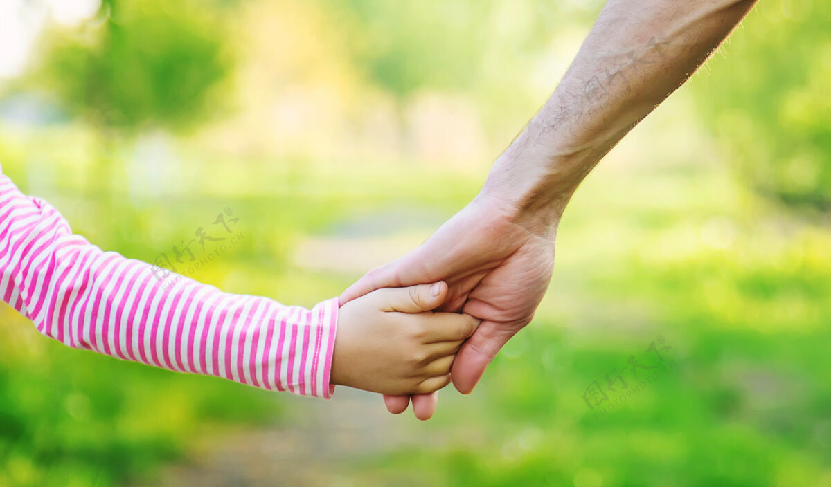 触摸一个孩子和他的父亲走在一起友谊保护亲子关系