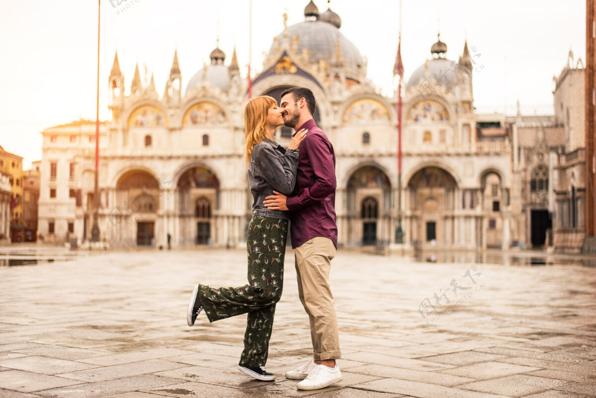 观光年轻夫妇在威尼斯游玩-游客在意大利旅游和观光威尼斯最相关的地标-关于生活方式 旅游 旅游的概念圣一起浪漫
