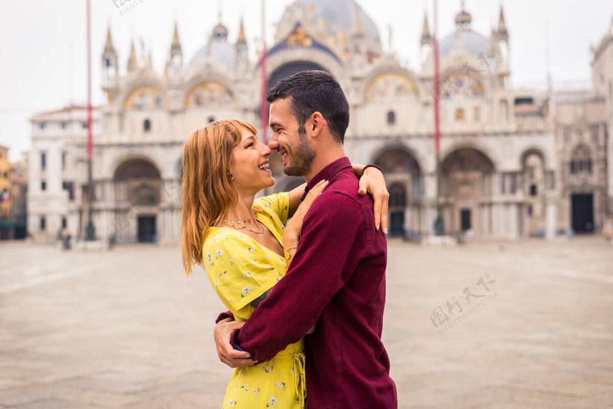 观光年轻夫妇在威尼斯游玩-游客在意大利旅游和观光威尼斯最相关的地标-关于生活方式 旅游 旅游的概念旅游度假快乐
