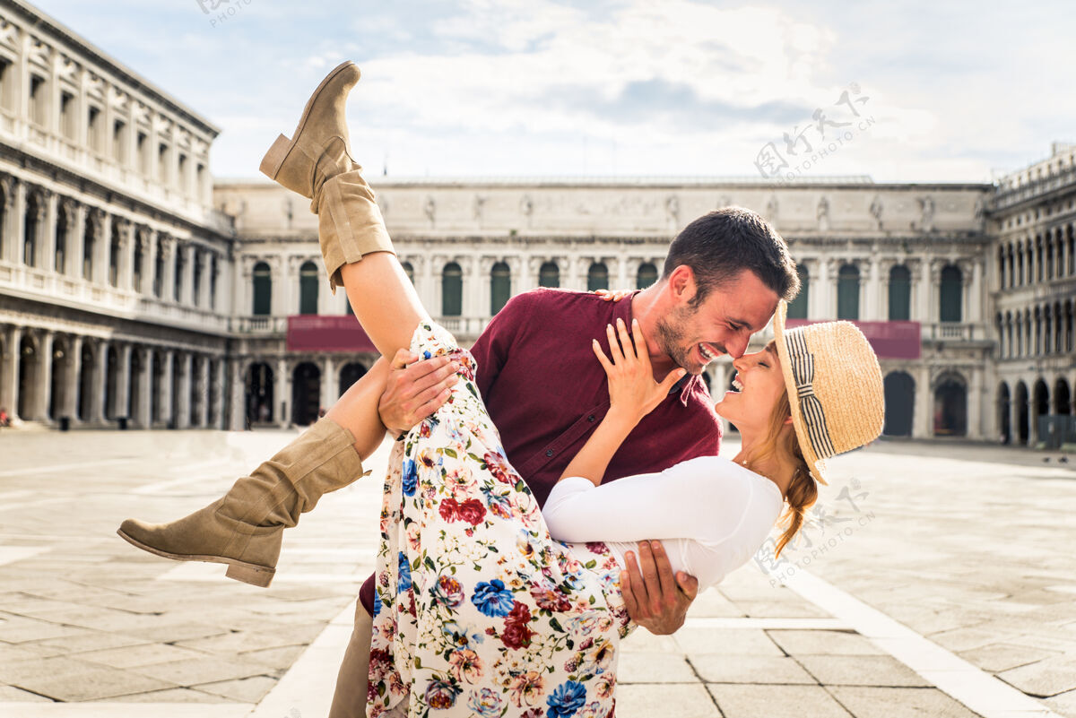 地标年轻夫妇在威尼斯游玩-游客在意大利旅游和观光威尼斯最相关的地标-关于生活方式 旅游 旅游的概念男朋友一起威尼斯