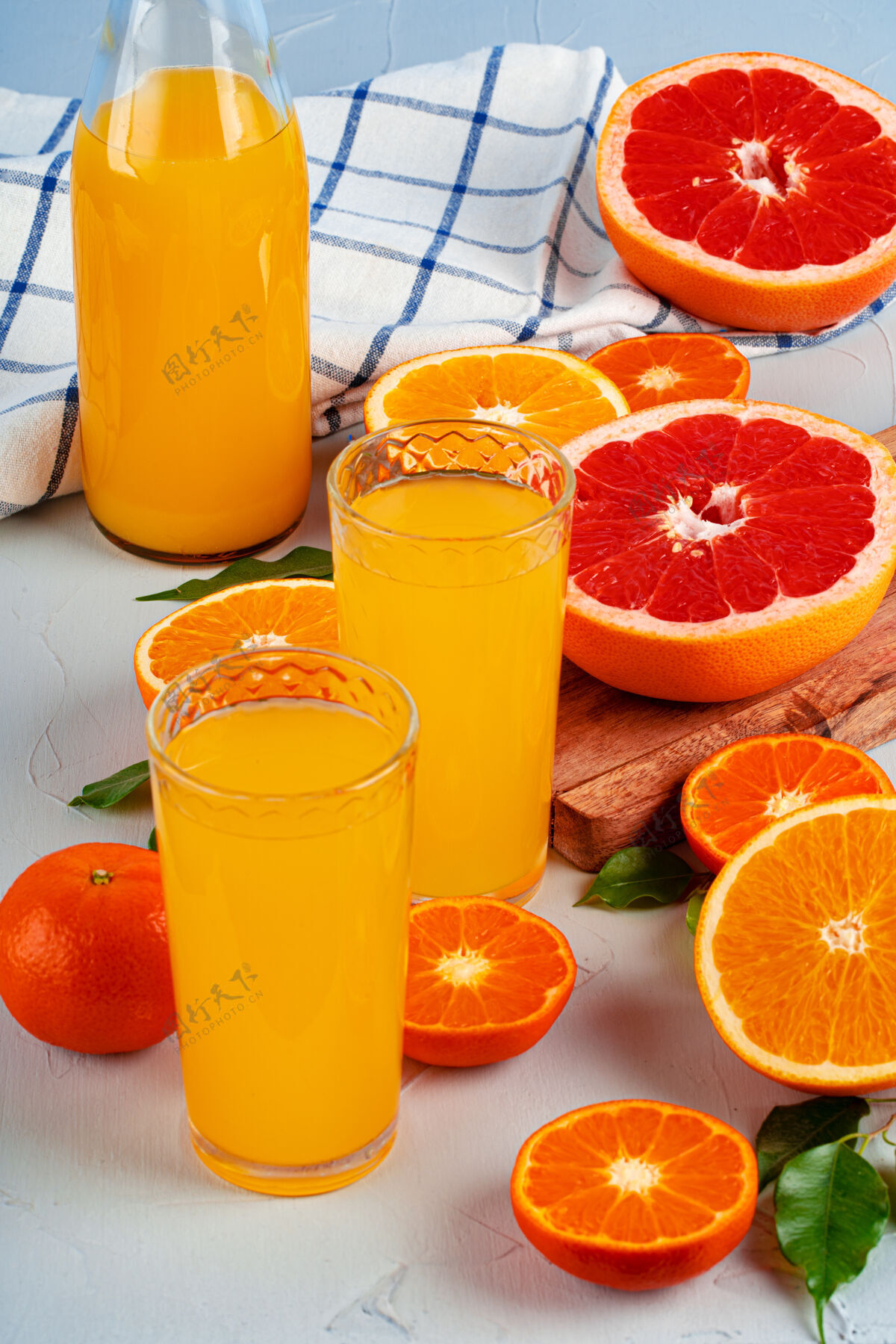 液体桌上摆着一瓶橙汁和新鲜橙子宏瓶装多汁