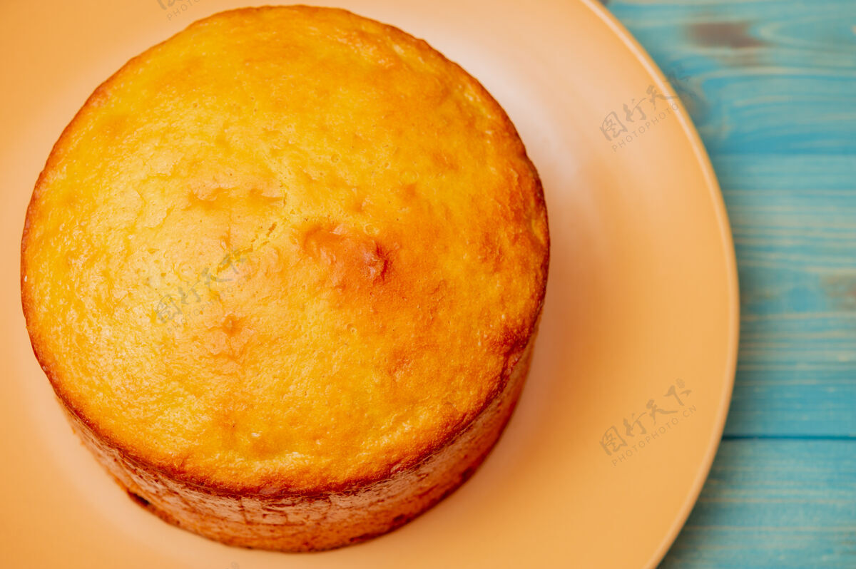 早餐绿松石木制米色盘子上的甜点table.baking特写镜头特写整个谷物