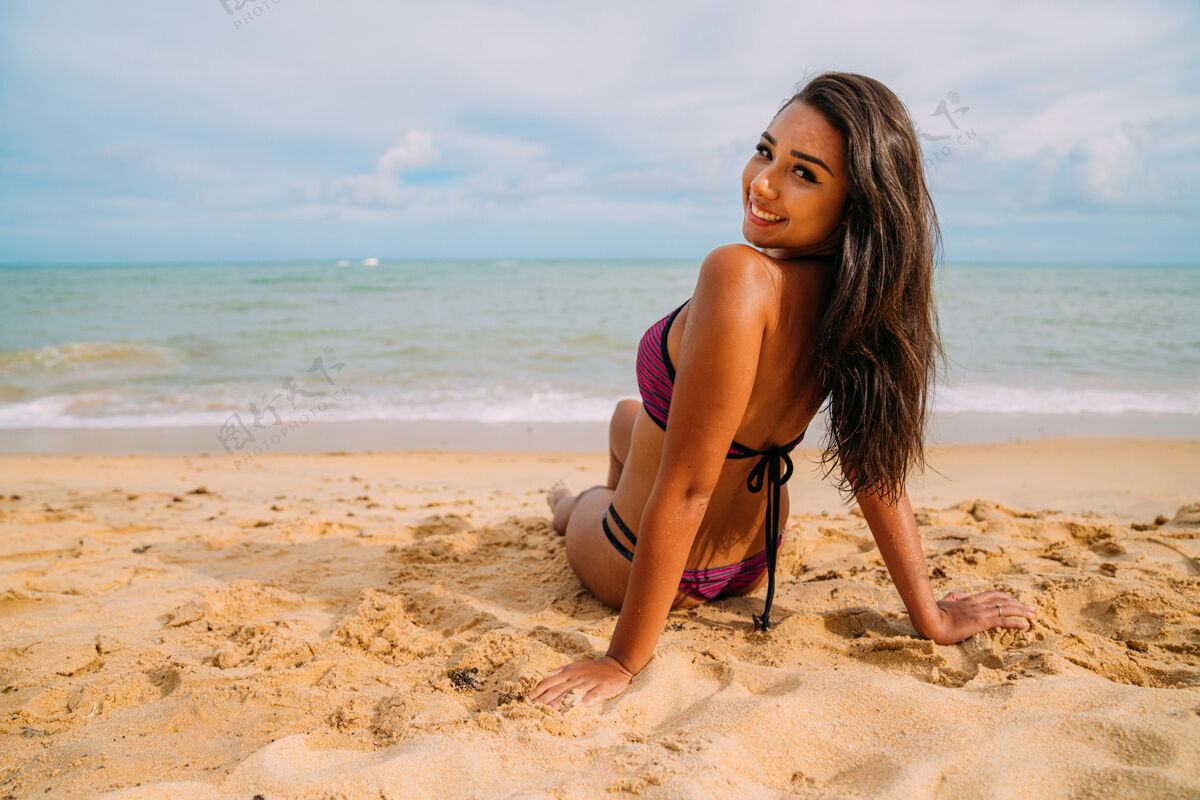 巴西海滩上年轻女子的剪影多样性海滩女人