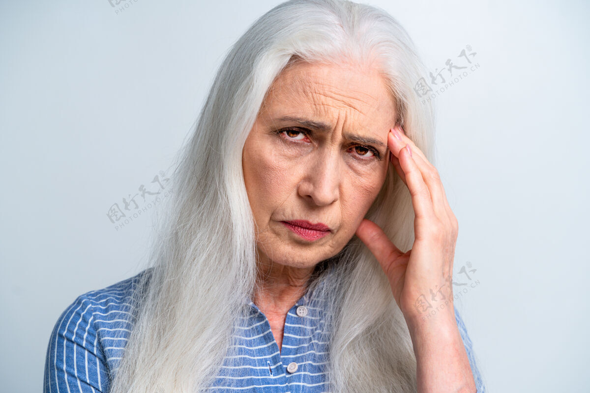 成年人美丽的高级女子肖像工作室拍摄老年人头痛表情