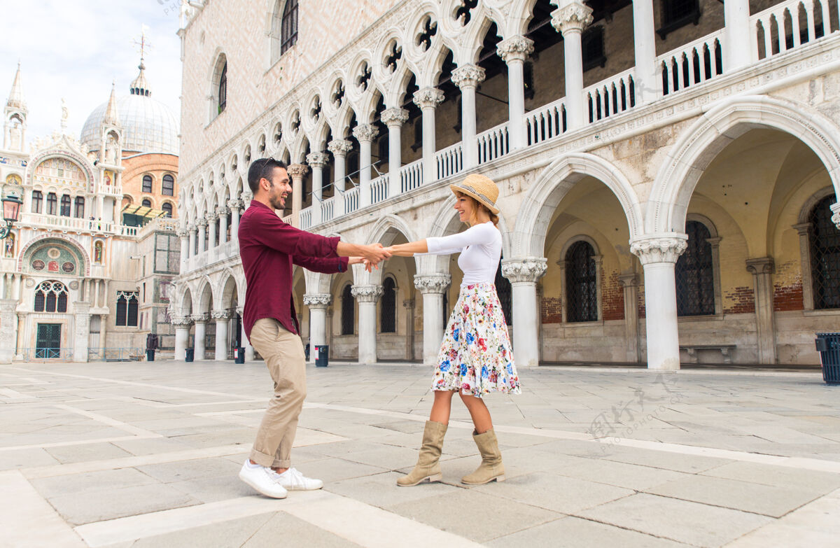 男朋友年轻夫妇在威尼斯游玩-游客在意大利旅游和观光威尼斯最相关的地标-关于生活方式 旅游 旅游的概念女孩旅游情侣