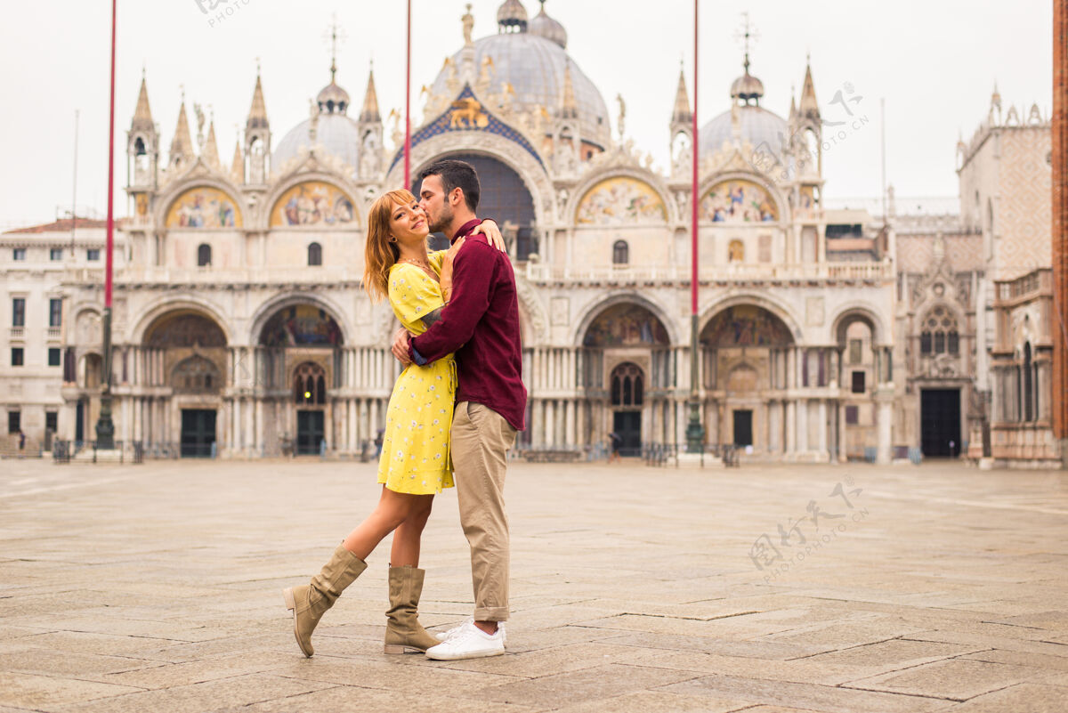 旅游年轻夫妇在威尼斯游玩-游客在意大利旅游和观光威尼斯最相关的地标-关于生活方式 旅游 旅游的概念威尼斯运河男友