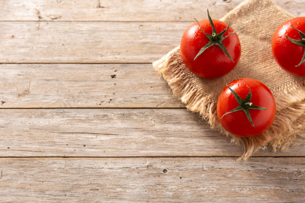 生态有机新鲜西红柿放在乡村木桌上农业蔬菜西红柿
