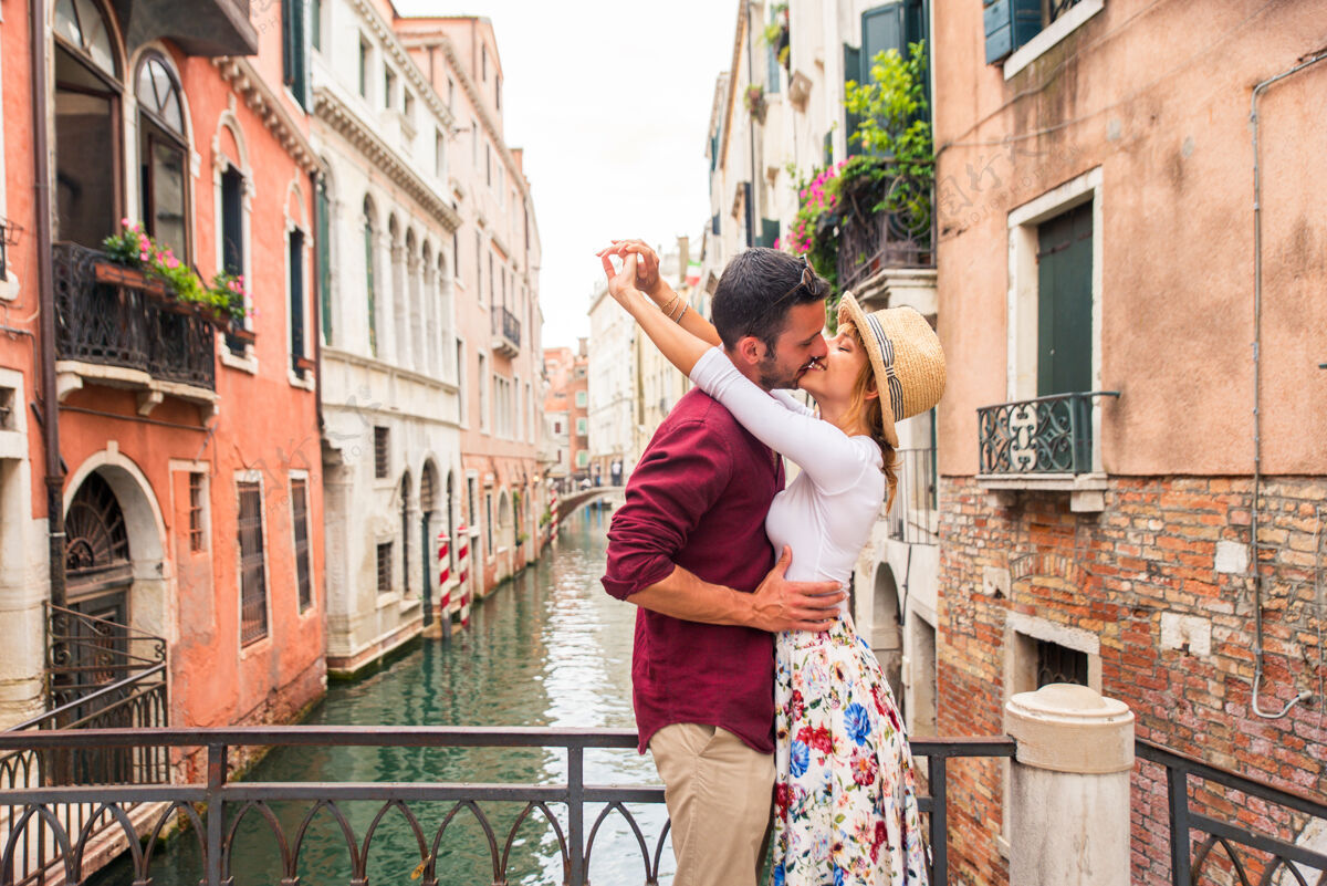美丽年轻夫妇在威尼斯游玩-游客在意大利旅游和观光威尼斯最相关的地标-关于生活方式 旅游 旅游的概念快乐在一起目的地