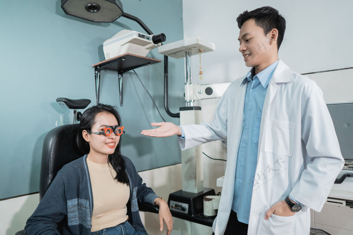 眼镜一位女病人要去眼科诊所检查时 医生正在给她指路日眼镜病人
