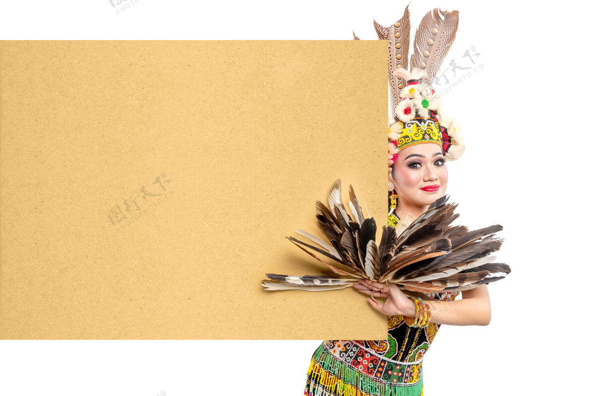 娱乐穿着东加里曼丹传统舞蹈服装的女人纸板舞蹈文案空间