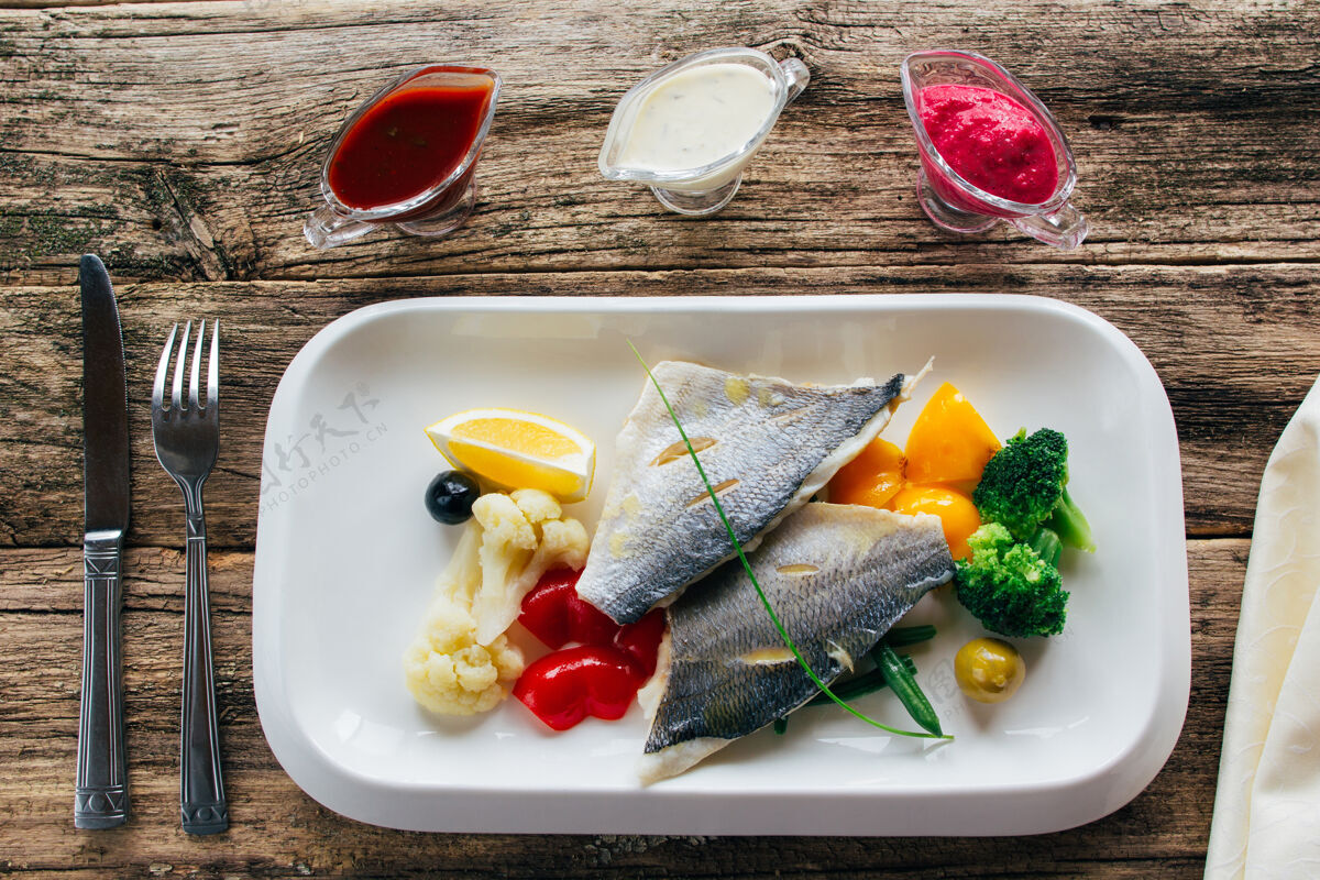 西兰花菜汁炖鱼片海鲜鱼晚餐
