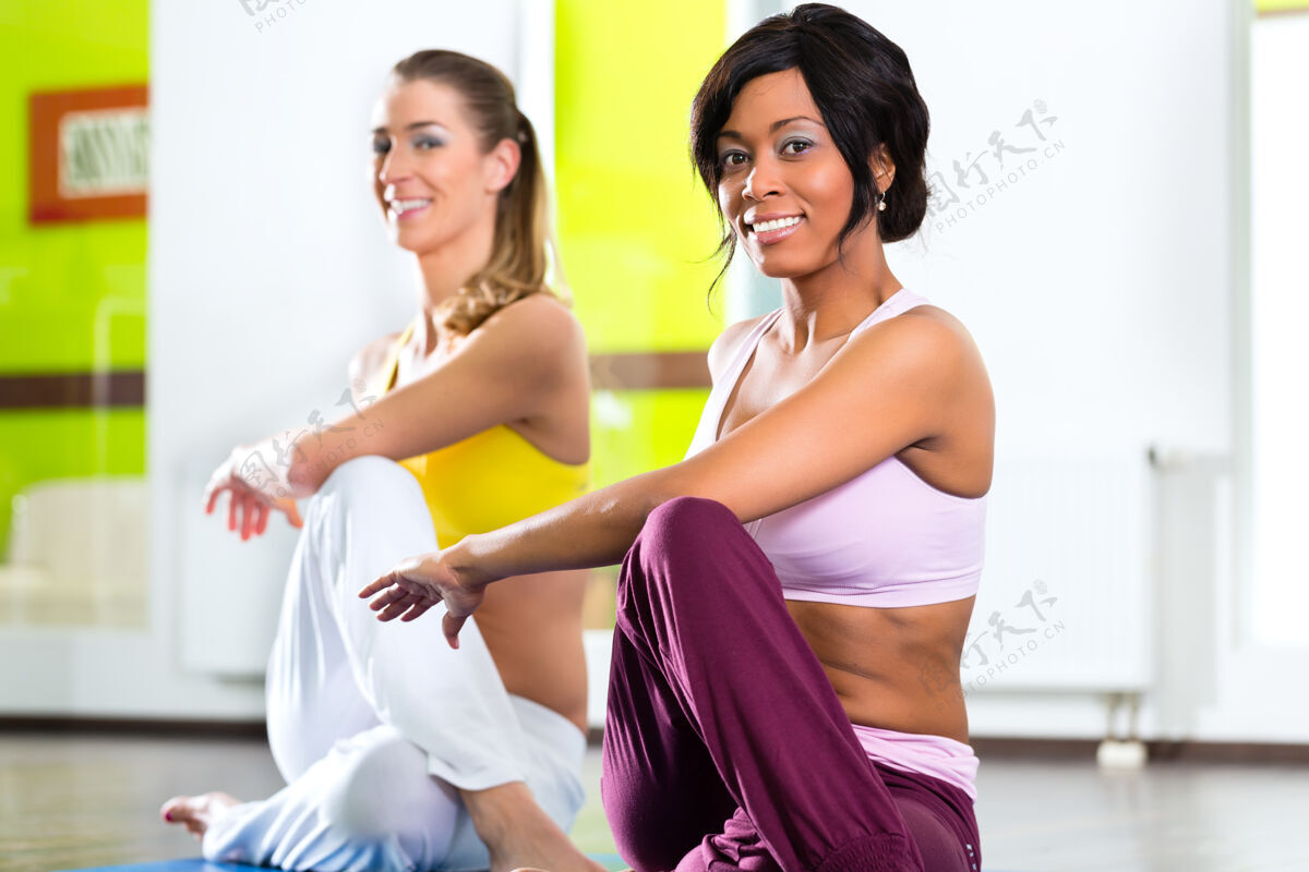 瑜伽年轻女性在健身房做瑜伽和冥想 以便更好地健身 白种人和拉丁人人训练运动