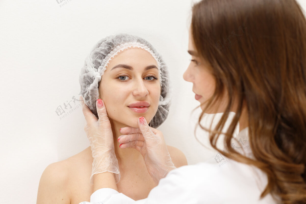 人在一个白色背景的美容师招待会上的女人美容美容师医疗帽