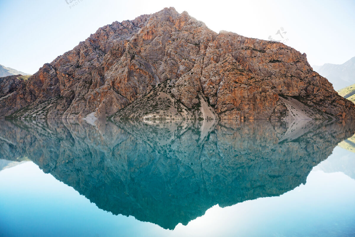 公园美丽宁静的湖泊在芬斯山脉（帕米尔的分支）在塔吉克斯坦和平宁静惊艳