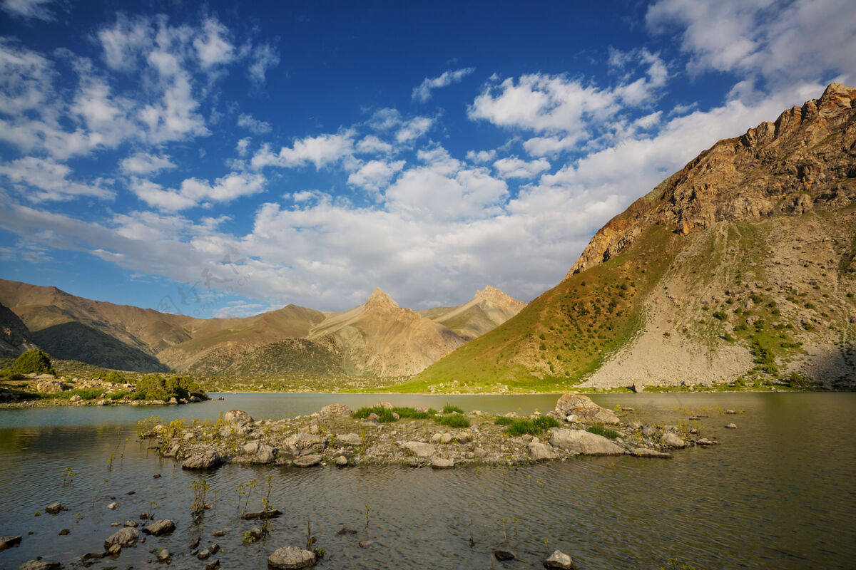 山景美丽宁静的湖泊在梵山（帕米尔的分支）在塔吉克斯坦美丽地形自然