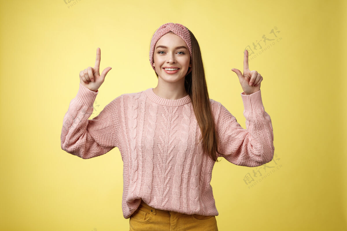 购物穿粉红色毛衣的女人美女情感幸福